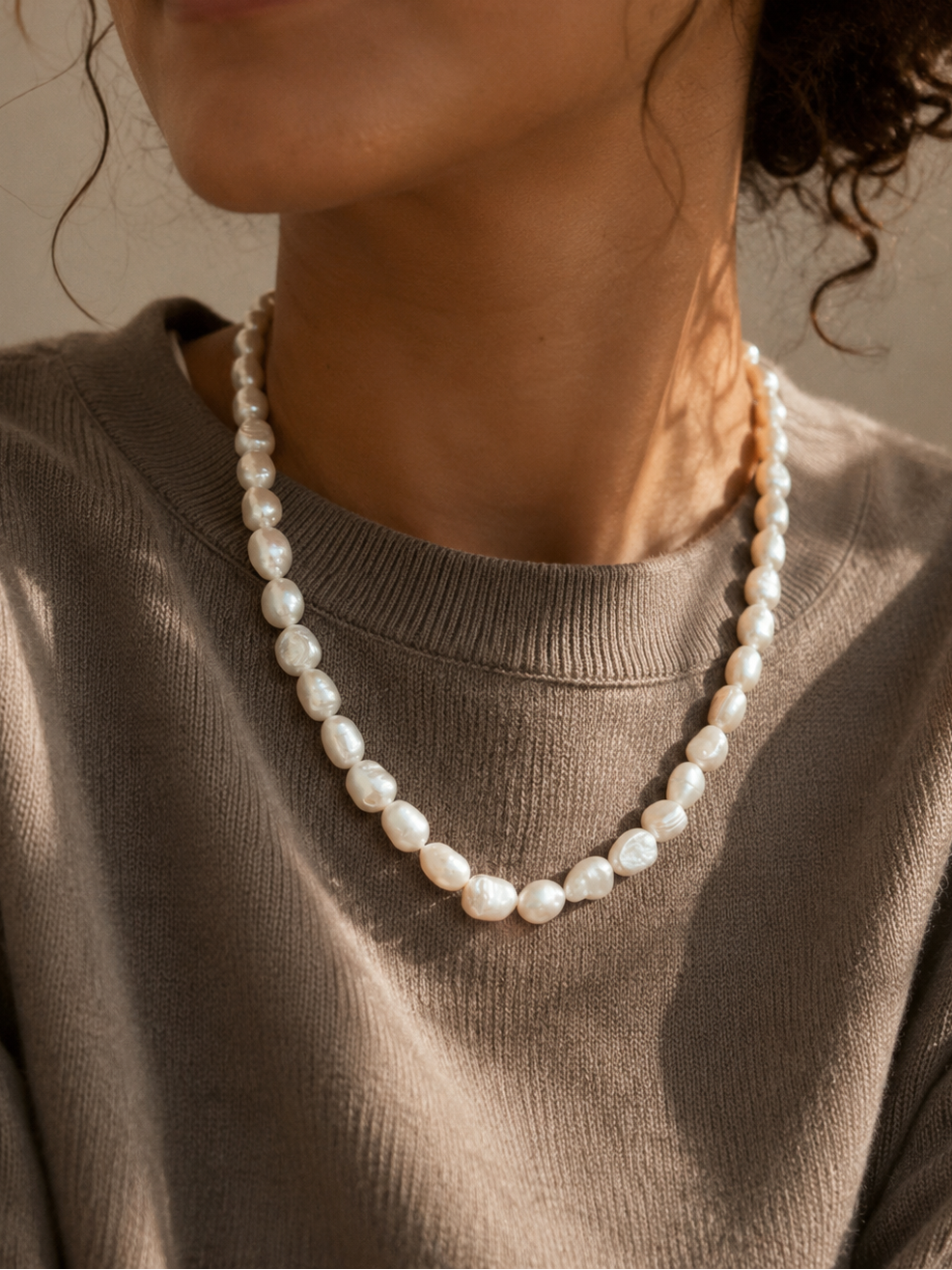 Model wearing the Ryã Atelier Nolwazi freshwater baroque pearl necklace in a 50cm, featuring individually shaped 9–12mm pearls