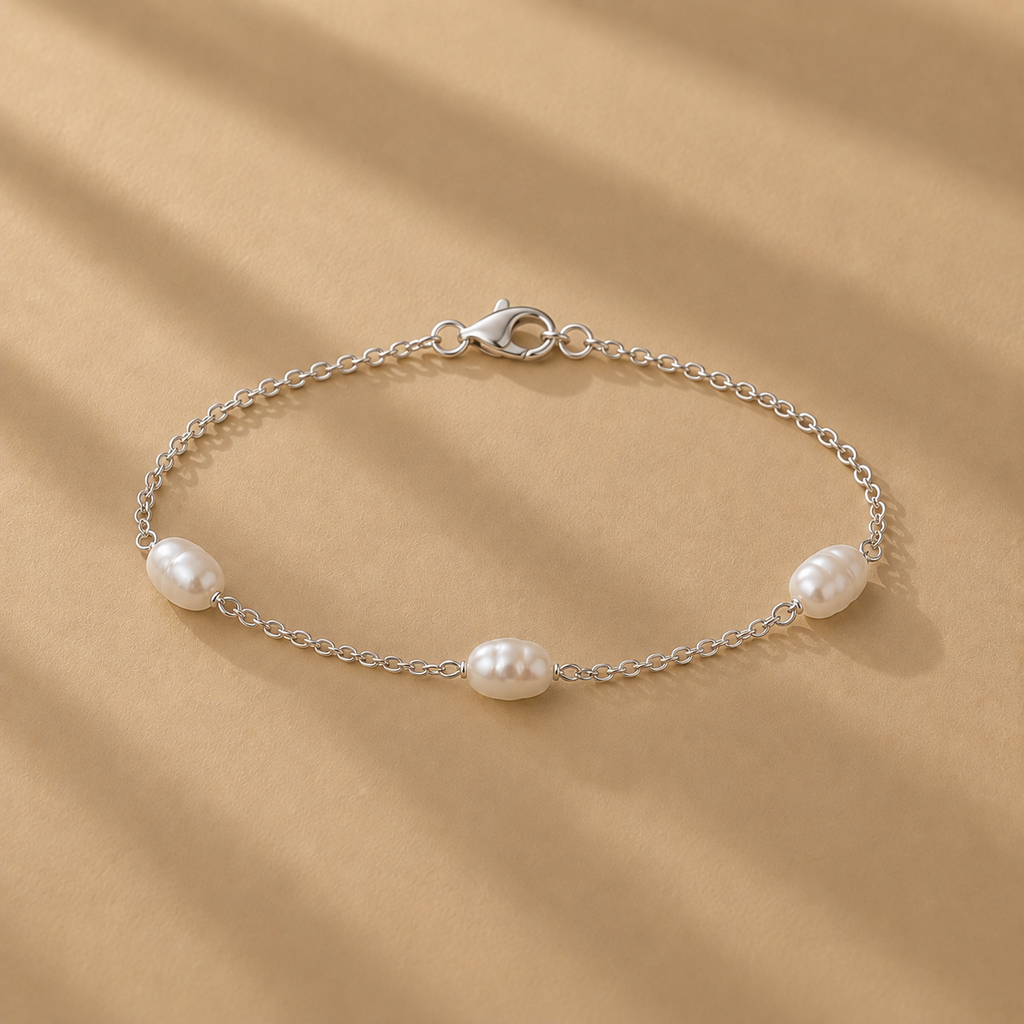 The Nubia freshwater pearl bracelet with three natural pearls on a delicate sterling silver chain by Ryã Atelier