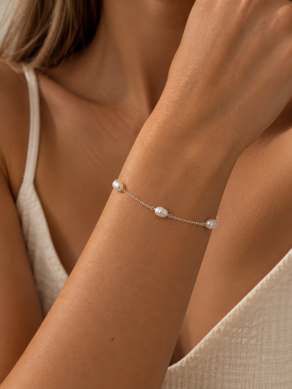 Model wearing The Nubia freshwater pearl bracelet with three natural pearls on a delicate sterling silver chain by Ryã Atelier