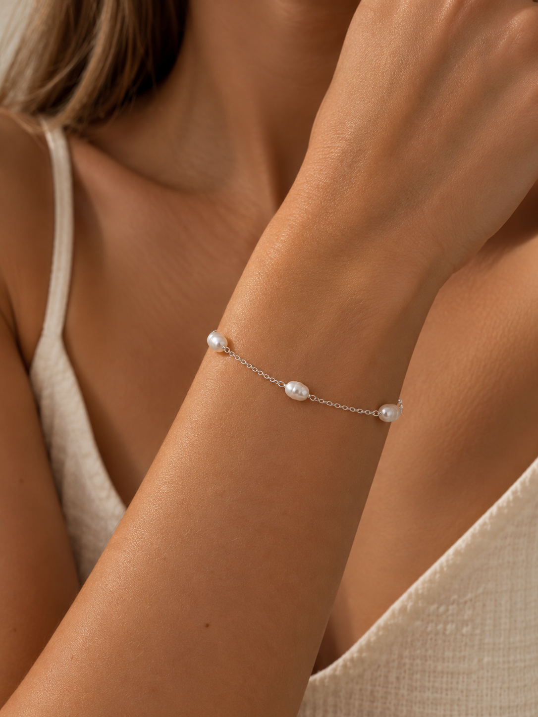 Model wearing The Nubia freshwater pearl bracelet with three natural pearls on a delicate sterling silver chain by Ryã Atelier