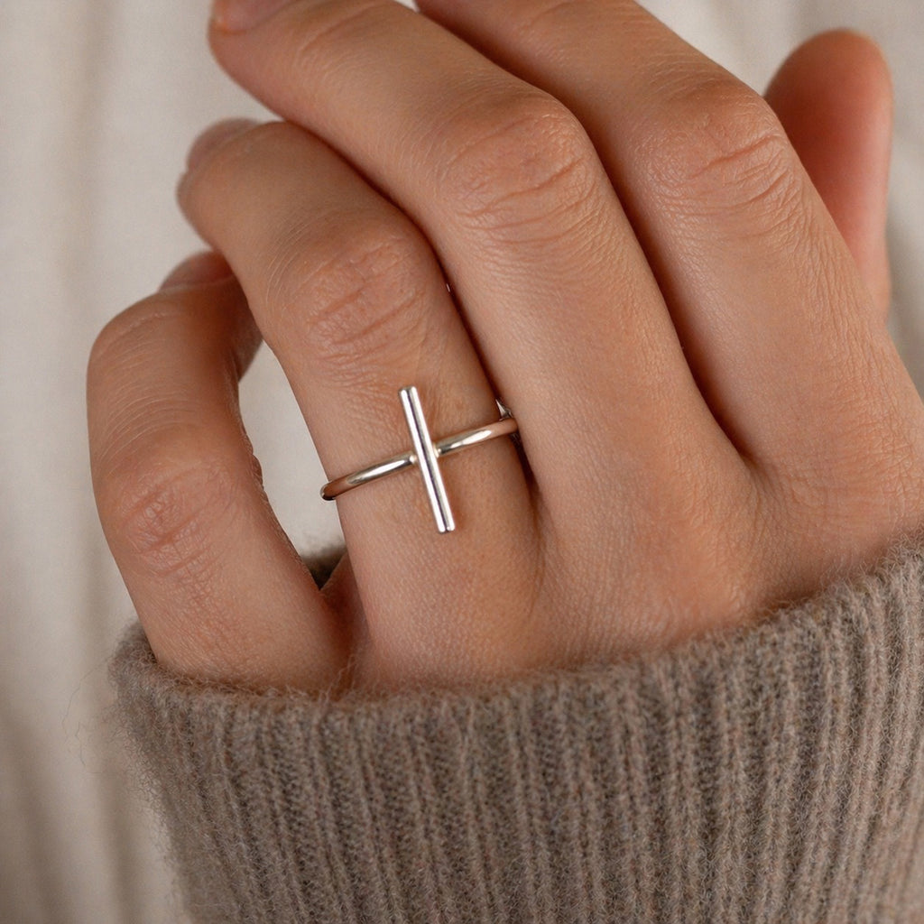 Model wearing the Dali Ring handcrafted in solid 925 sterling silver with a contemporary minimalist bar design by Ryã Atelier.